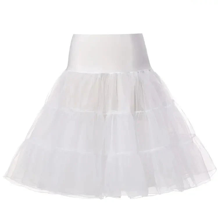 Jupon en tulle blanc posé sur une chaise, comparaison avec une jupe en tulle classique